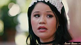 Ssąca kutasa MILF i młoda 18+ dostają mocno wwiercone w dzikiej misjonarskiej scenie fantazji