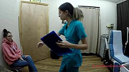 Mieszana ślicznotka Aria Nicole błyszczy ekskluzywnie