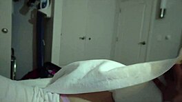 Nevlastní bratr a sestra sdílí postel pro intenzivní ruční seanci