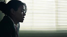 Вау! Лесбиянка подозреваемая получает облизывание задницы от азиатской следователки