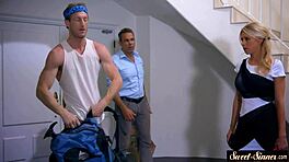 Busty nevlastní dcera šukána tvrdě zezadu!