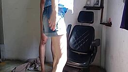 Femme surprend mari en train de baiser le cul serré de la bonne au salon, visage choqué dit tout !