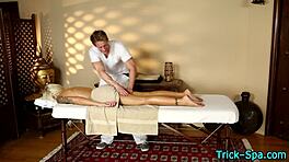 Hé, nézd ezt a masszírozott tinilányt, akit spycam rajtakap, hogy csintalankodik