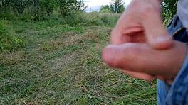 Onani Publik Dekat Blonde Montok yang Nonton dan Pegang Kontolku