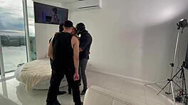 Monica Fox vesz 5 srácot vad dupla anál gangbangban