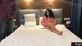 زوج مخدوع يدعو صديقه لمشاهدة زوجته