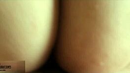 我抓到继妹用振动棒自慰，然后猛干她的紧逼