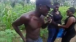 Ci ha beccati nel bush, ci ha portati in edificio incompleto e scopati duro, stile regalo africano