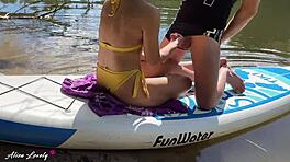 Τι όμορφη ηλιόλουστη μέρα για να γαμήσω την αδερφή μου κατά τη διάρκεια περιπάτου στον ποταμό στην εξωτερική παραλία