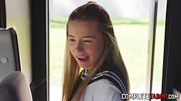 유니폼 입은 젊은 여자가 거대한 자지로 세게 드릴 당해