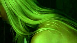 La lingua della matrigna esplora la fica stretta e bagnata dell'adolescente