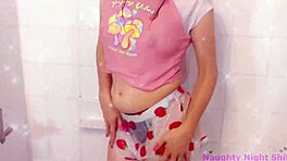 मेरी गीली चूत में उंगली करते हुए मेरी कर्वी बड़ी गांड को टीज करता हूं