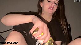 Αυτή η σκύλα είναι καλυμμένη σε λάδι για χυμώδες blowjob και σφιχτό παιχνίδι κώλου