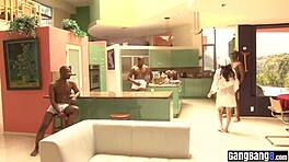 Gata selvagem apertada, como aguenta dois negros te dando DP numa gangbang bruta?