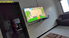 varm pige spreder ben på sofa til kneppe