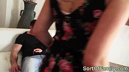 Bustnatá milf a nevlastní mladá 18+ 18+ drcené tvrdě ve divoké trojce