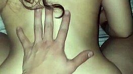 Mișcări exotice ale adolescentei tatuate de 18+ în spectacol fierbinte