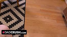 Şehvetli Genç Üvey Babayı Vahşi Sert Sikiş Macerası İçin Baştan Çıkarıyor