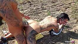 Ekte utomhus amatör trekant med moget par