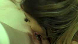 बस्टी ब्लॉन्ड मिल्फ टीन 18+ ब्रूनेट से सोफा पर चूत चाटने के लिए लुभाई जाती है