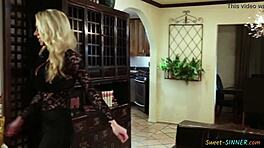 בלונדינית חריפה נכנסת לבנגינג חם על שולחן המשרד