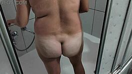 Türkiye otel güzeli duşta muhteşem memelerini gösteriyor!