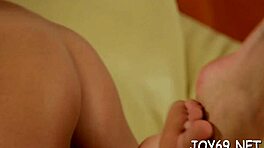 Hé schat, kijk deze playgirl een speeltje pakken voor solo plezier! 😜