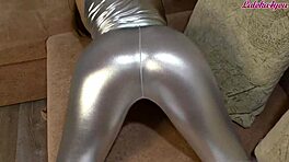 الفتاة اللطيفة بنظارات الجارة تحب مص زب عملاق بلوزجوب أسطوري POV