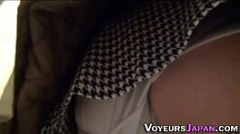 无知亚洲人被公开偷窥裙底时刻