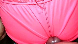 התחת הגדול המדהים של אחותי החורגת במכנסיים צמודים מקבל זיון קשה באנאל ביתי