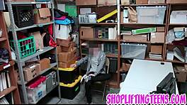 ¡La morena linda ladrona Audrey Royal hace un acuerdo sexual con dos oficiales!