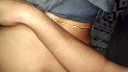 Primera vez como puta, y abro su coño apretado. Maldición, sus gemidos son reales en este vídeo casero!