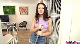 ליז ג'ורדן מנקה זין גדול של אח חורג