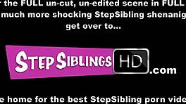 Stiefschwestern lutschen und teilen Fotzen mit Brüders großem Schwanz. Wer kriegt ihn zuerst?