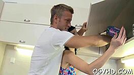 Szenvedélyes fiatal csaj basz egy öreg pasit