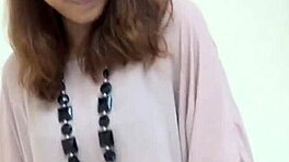 毛むくじゃらのアジアン18歳ティーンが屋外で公然おしっこ