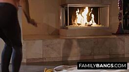 FamilyBangs - Anne Lezbiyen Erotik Yalama Genç Üvey Kızı AJ Applegate ve Cherie DeVille ile Pratik Yapar! Vay!