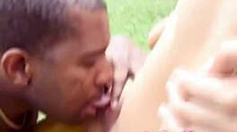 La chatte de Selina 18 léchée et doigtée par un étalon noir