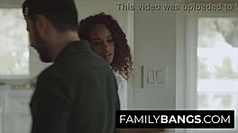 Som posadnutý americkým otcom a ebónovou tínedžerkou 18+ Scarlit Scandal