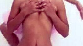 Колумбийская тинейджерка Lorie пальцами и лижет латинскую киску