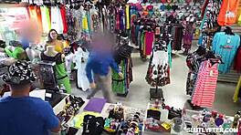 Teen Nikki Bliss cmúľa suseda a dostáva prsty až má nekontrolovateľný orgazmus.