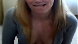 Blond camgirl viser alt for jer fyre