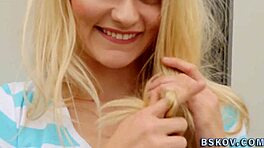 Teenska izvođačica u gruboj sceni za nagradu