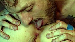 Kleine kinky pop probeert wilde Amazone positie plezier