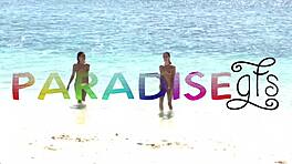 Hé, wil je tweelingen zien neuken onder water door een oudere kerel bij het zwembad?