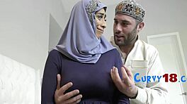 فيوليت مايرز العذراء المسلمة المحرجة وزوجها يتعثران في ليلة زفاف جنس خشن. أول مرة فوضوية.