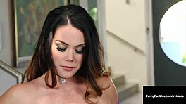 Roodharige Penny Pax likt in lichaamskousen.