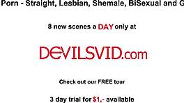 남자가 에보니 아내와 그녀의 베스트 프렌드를 핫한 쓰리섬에서 박고 블로우잡