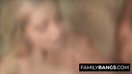 Familybangs Com - Kotona isä ottaa neitsytbabysitterin viattomuuden sohvalta Randy Spearsin ja Shawna Leneen kanssa.