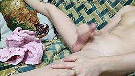 Masaža postane vroča z ječečim hunkom v dnevni sobi